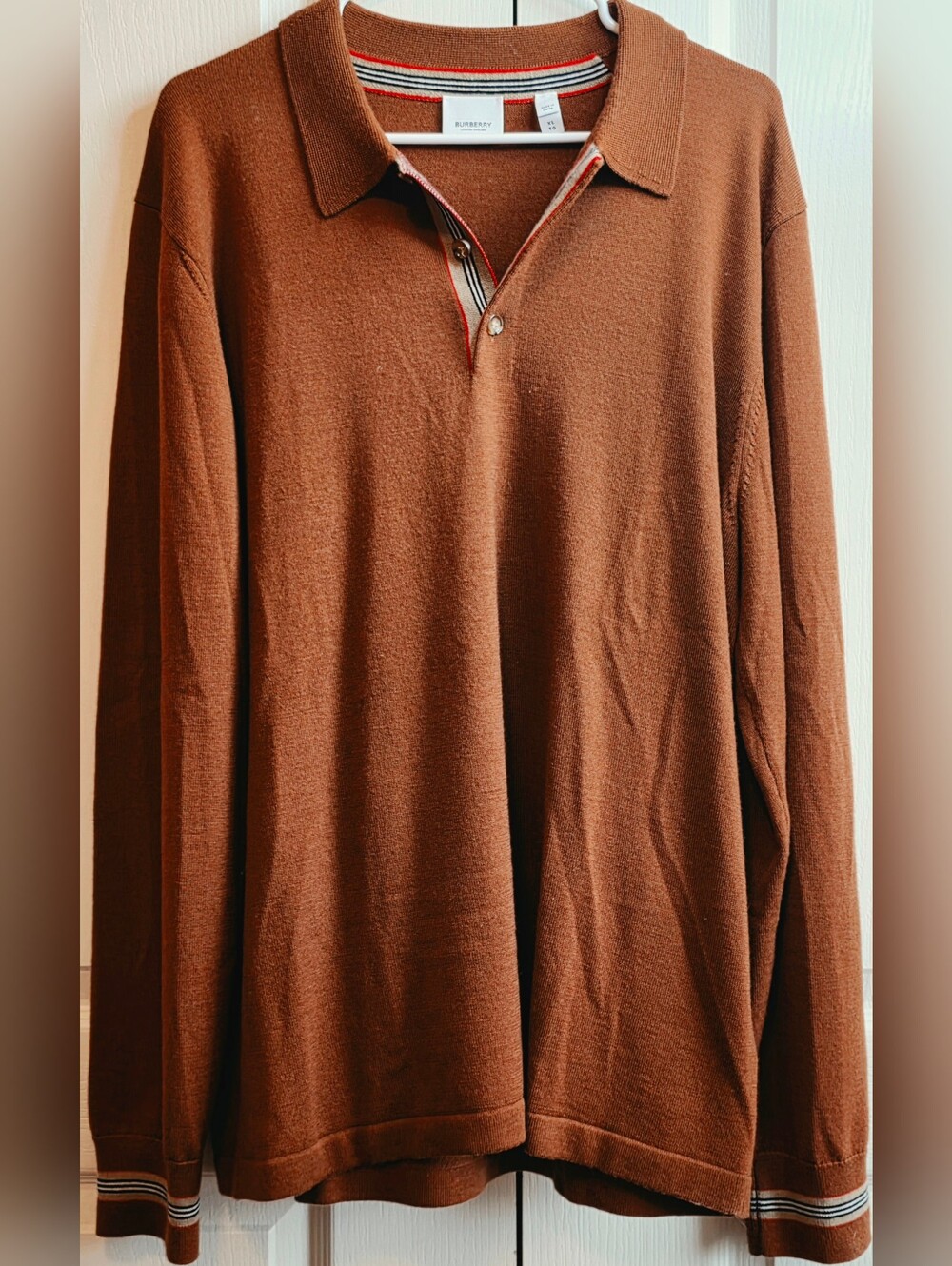 Burberry Heley Men's XL Rust Colored Sweater With 3 Button Placard